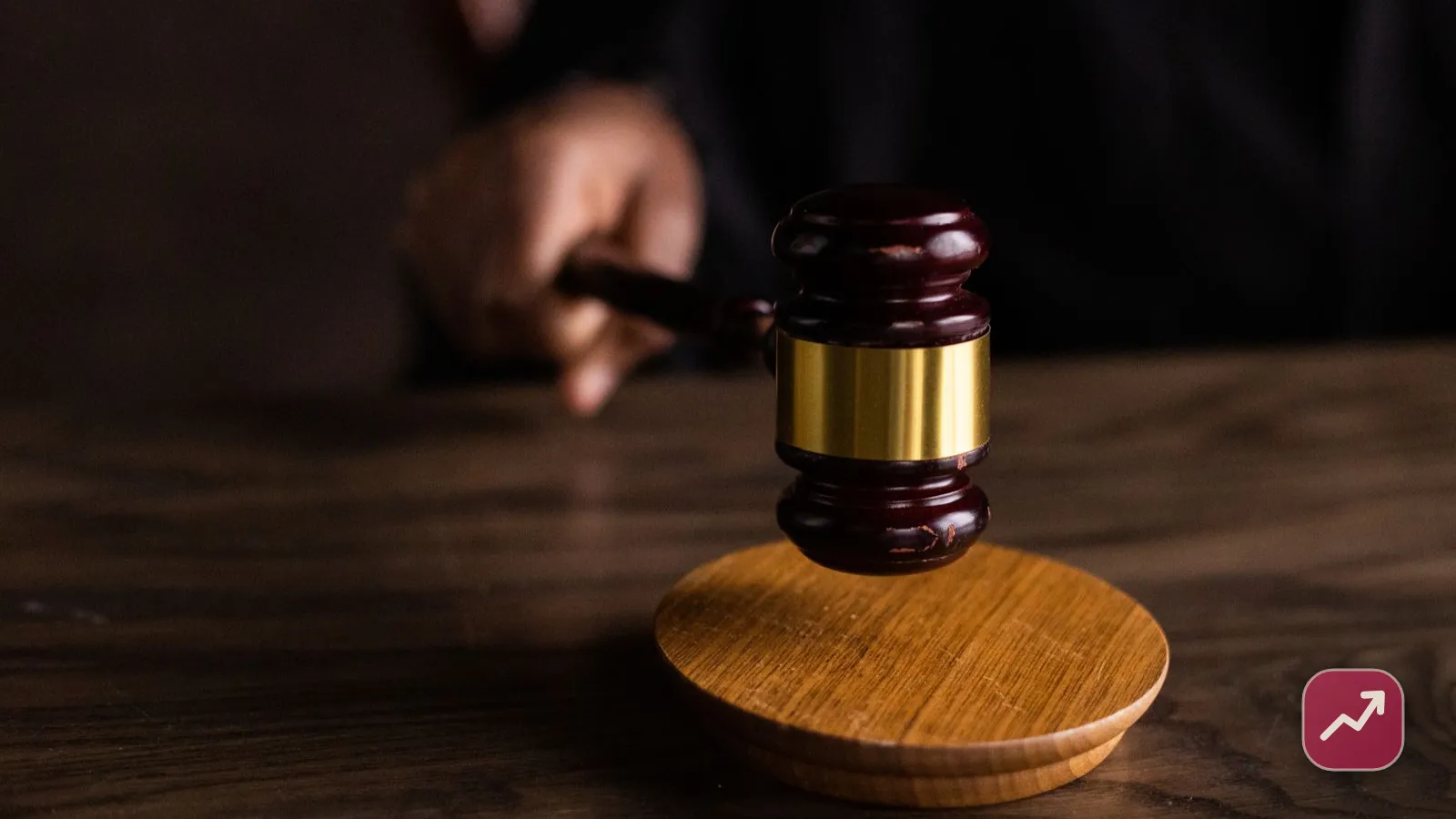 Un marteau de juge en bois posé sur un bureau, illustrant le volet juridique et financier du divorce et le partage de l’argent.