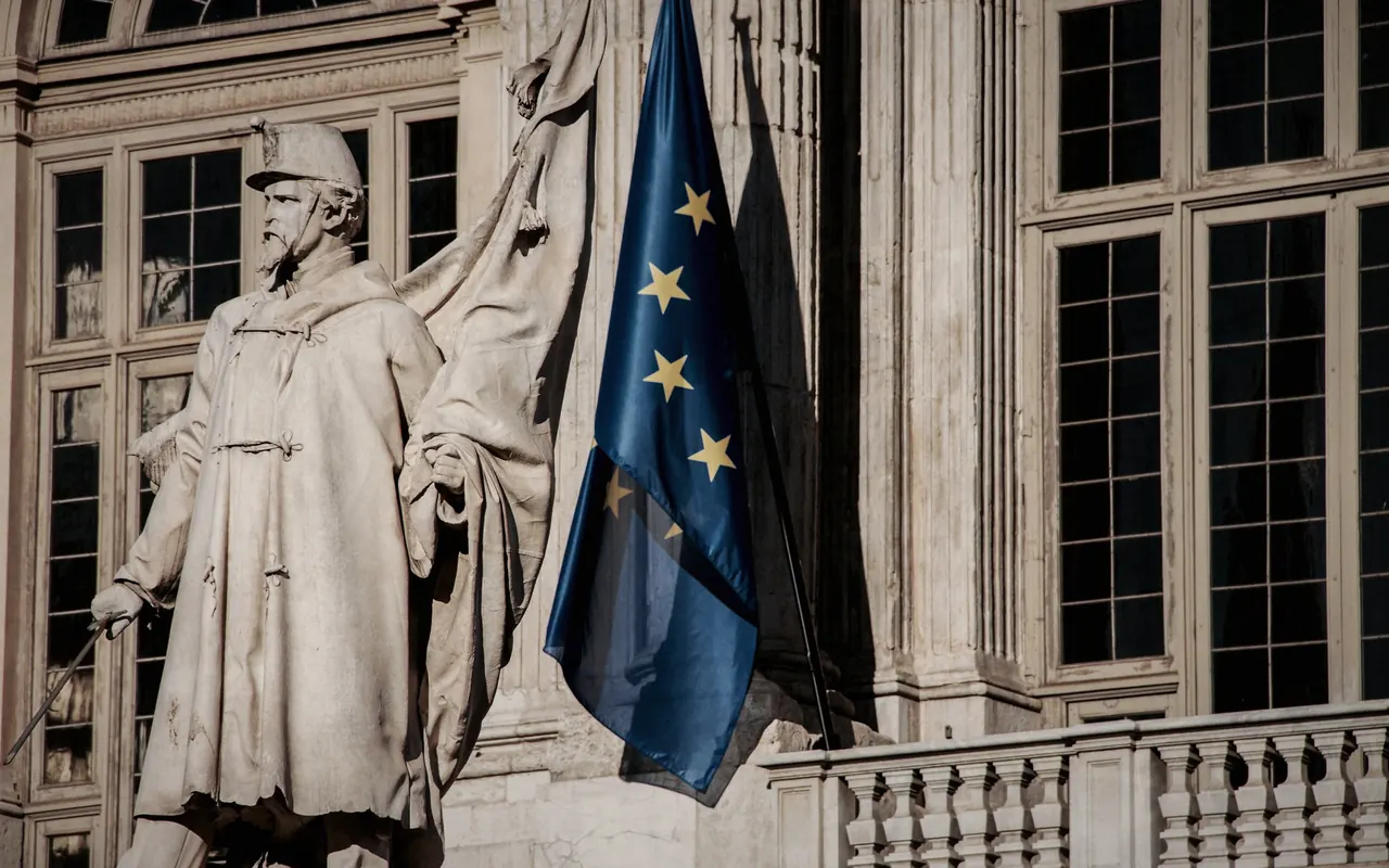 Banderas de la Unión Europea ondeando frente a un edificio institucional