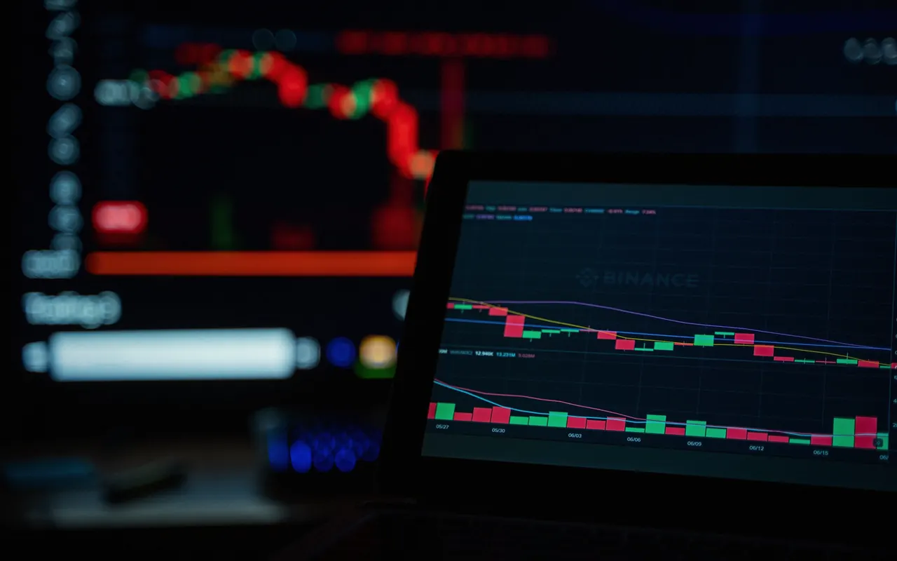 Gráfico de velas de Bitcoin en la pantalla de un ordenador