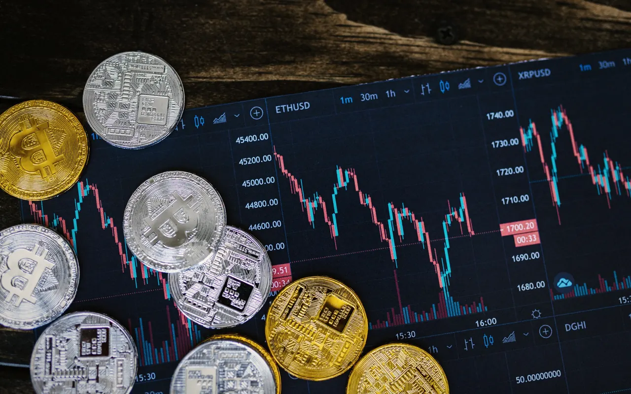 Gráfico de velas del precio de bitcoin en un monitor, en una habitación a oscuras