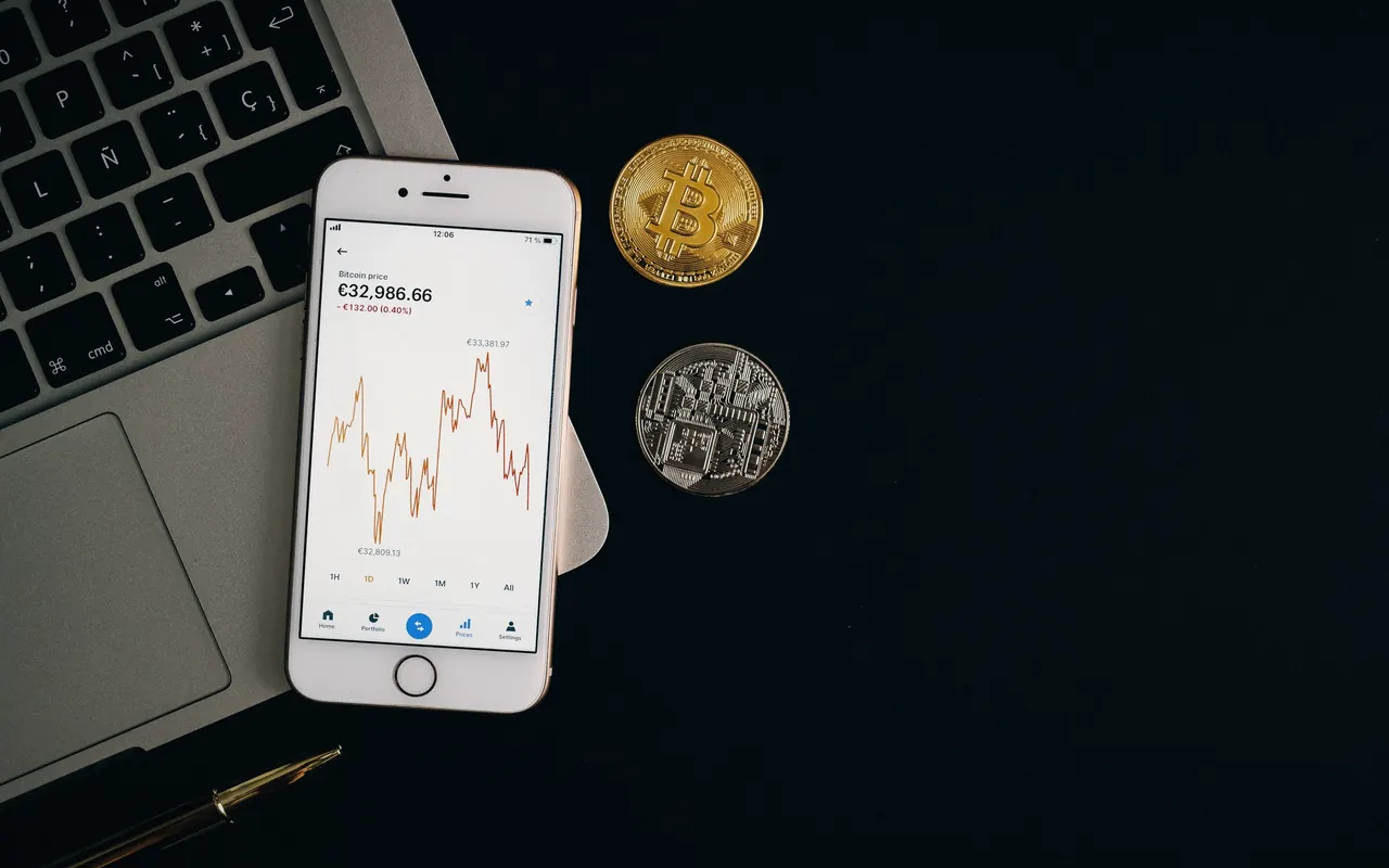 Cartera hardware de criptomonedas junto a una libreta sobre un escritorio de madera